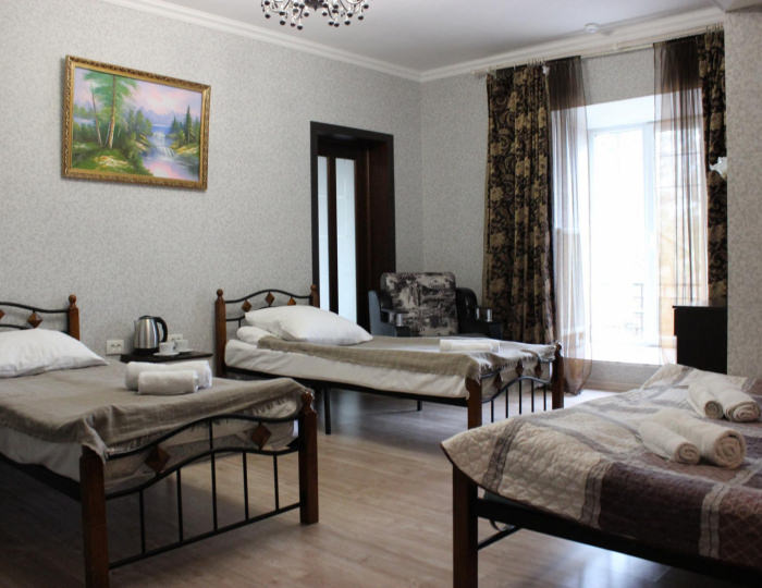 Комната стандарт с 1 односпальной и 1 двуспальной кроватью - Гостевой дом «Звездная» Домодедово