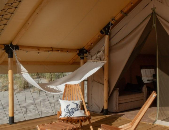 Тент-хаус с высокой террасой и видом на море - Глэмпинг «Море рядом» Янтарный