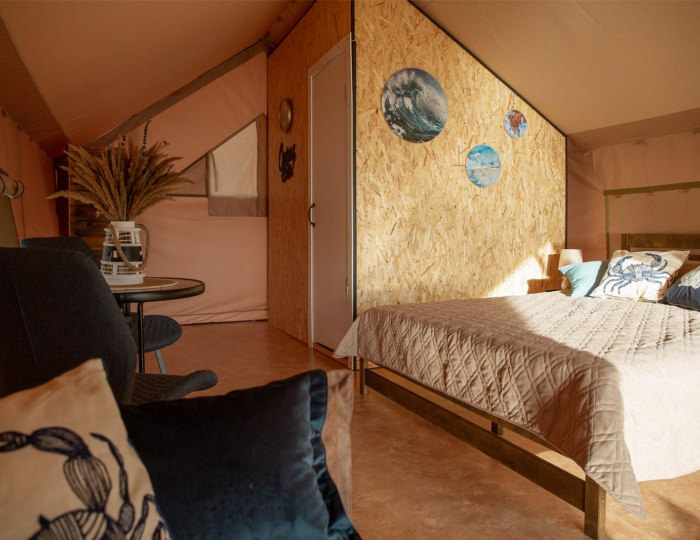 Тент-хаус с высокой террасой и видом на море - Глэмпинг «Море рядом» Янтарный