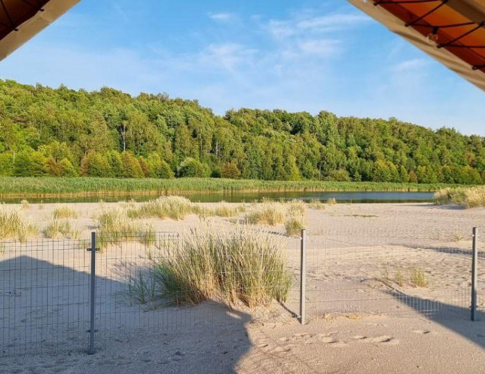 Тент-хаус с высокой террасой и видом на море - Глэмпинг «Море рядом» Янтарный