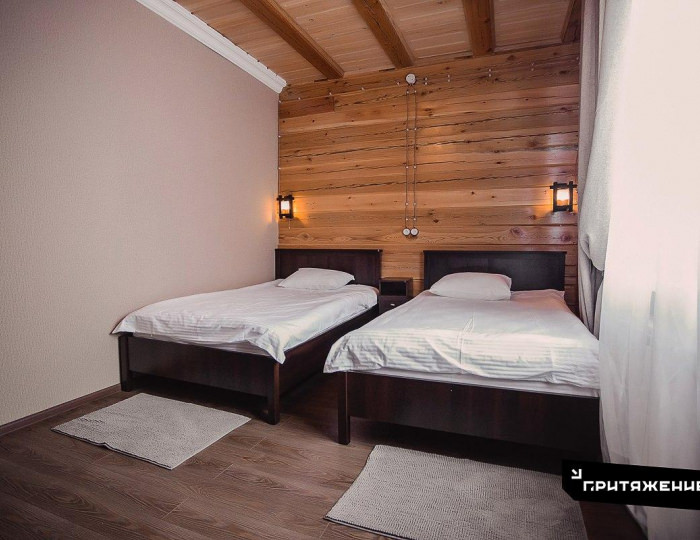 Номер комфорт с 2 односпальными кроватями (с завтраком) - Отель «Притяжение» Приисковое Номер комфорт с 2 односпальными кроватями (с завтраком) - Отель «Притяжение» Приисковое