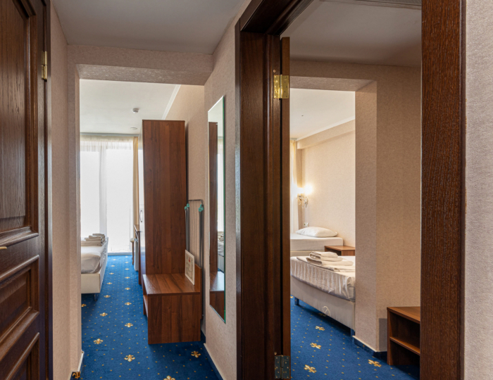 Семейный 4-местный коннект вид на горы / сад (2 стандартных номера) - Отель «Европа» Гагра