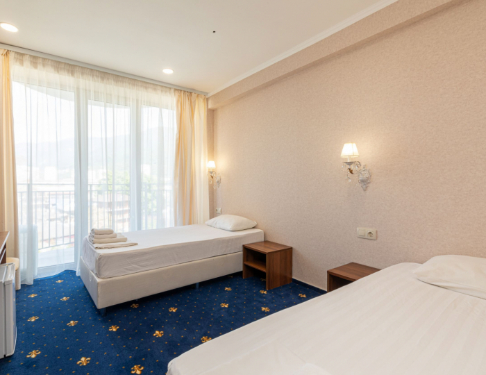 Семейный 4-местный коннект вид на горы / сад (2 стандартных номера) - Отель «Европа» Гагра