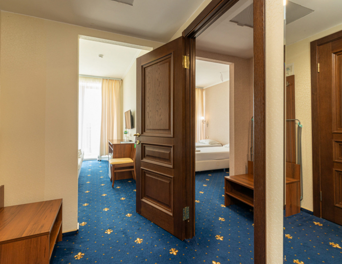 Семейный 4-местный коннект вид на море / бассейн (2 стандартных номера) - Отель «Европа» Гагра