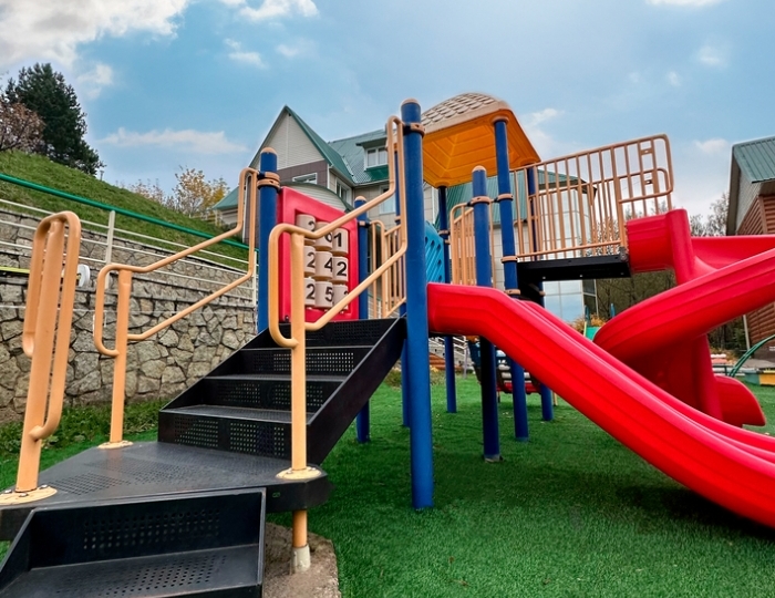 Детская комната и площадка - ЛОК «Долина Алтая»