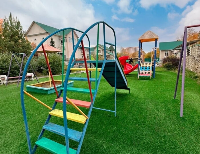 Детская комната и площадка - ЛОК «Долина Алтая»