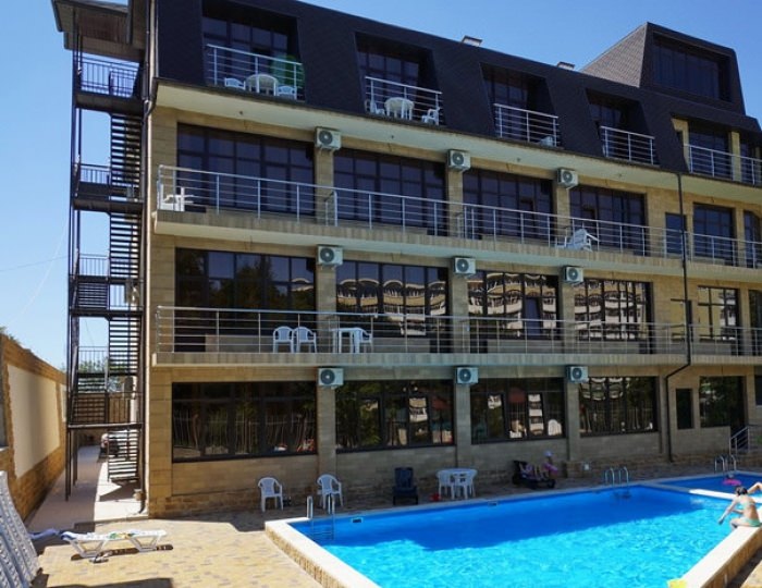 Открытый бассейн - Отель Лайтхаус / Lighthouse