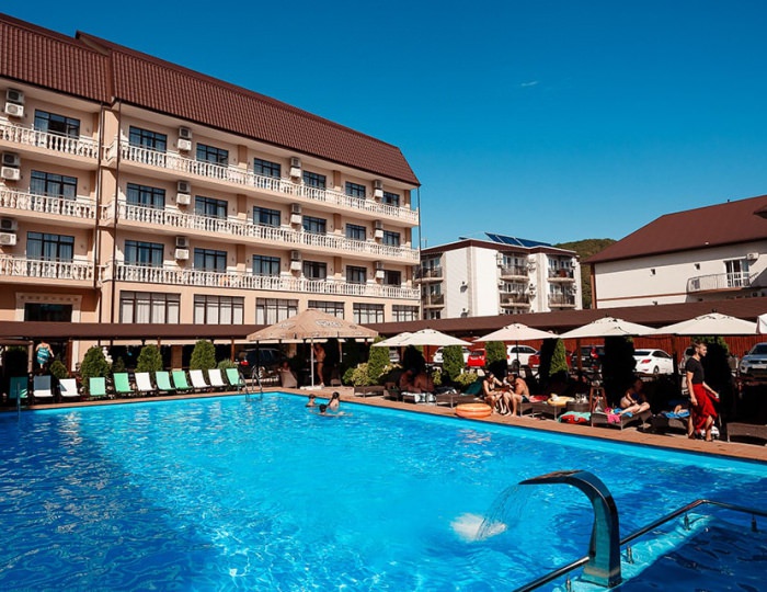 Открытый бассейн - Отель «Голден Резорт» Новомихайловский