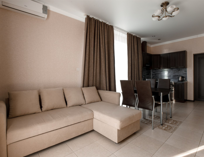 Люкс 4-местный 2-комнатный вид на бассейн - Отель «Голден Резорт» Новомихайловский