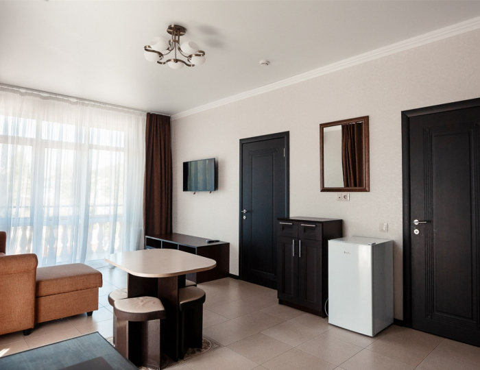 Люкс 4-местный 2-комнатный вид на реку - Отель «Голден Резорт» Новомихайловский