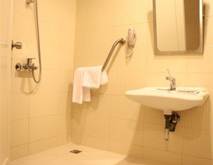 Номер для людей с ограниченными возможностями Номер для людей с ограниченными возможностями - Отель «Волга Премиум» Чебоксары