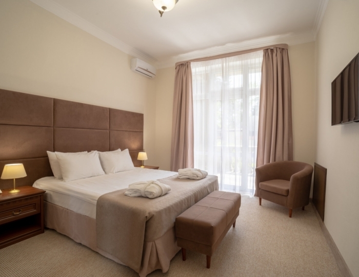 Люкс Л2м2к1,Люкс 2-местный 2-комнатный - Клинический санаторий «Металлург» Сочи