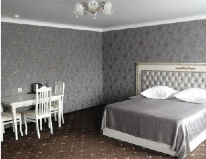 Номер люкс семейный с 1 двуспальной кроватью - Отель «Крымск»