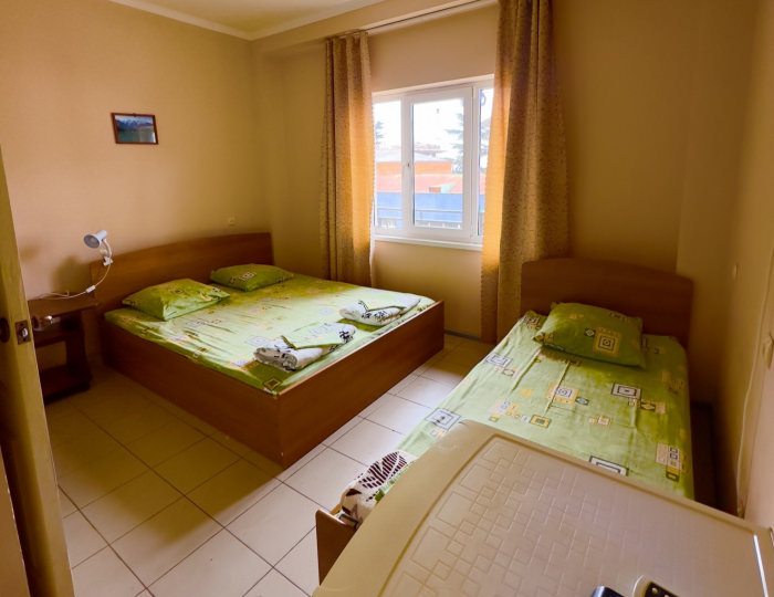 Стандарт 3-местный 1-комнатный стандарт - Гостевой дом «Морские истории» Гагра