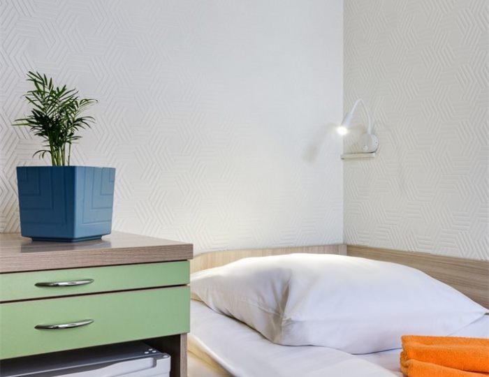 Односпальная кровать в общем женском номере - Гостиница «Квадро»