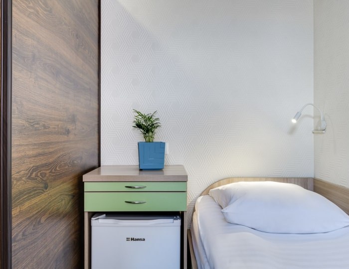 Односпальная кровать в общем женском номере - Гостиница «Квадро»