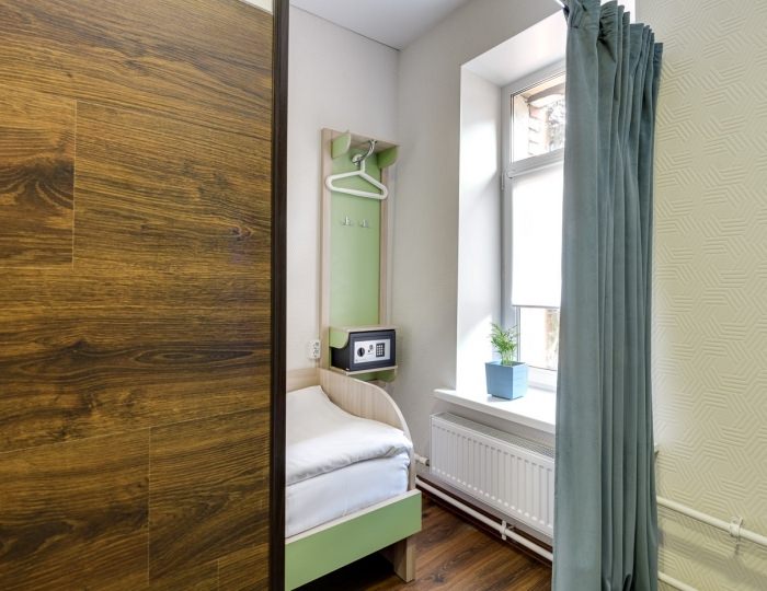 Односпальная кровать в общем женском номере - Гостиница «Квадро»