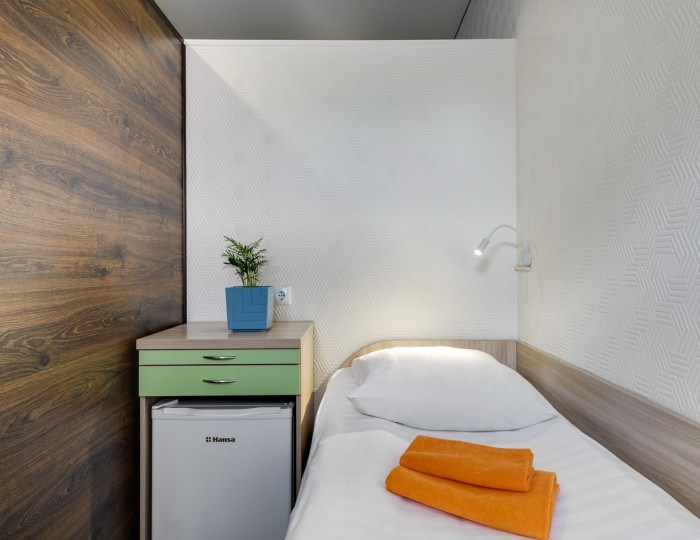 Односпальная кровать в общем мужском номере - Гостиница «Квадро»