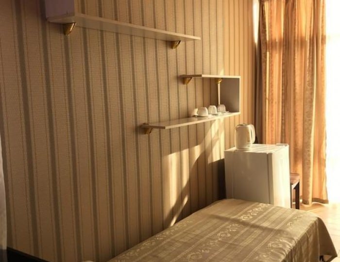 Номер улучшенный семейный с 1 односпальной и 1 двуспальной кроватью - Мини-отель «Сафари» Астрахань