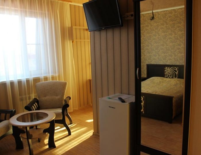 Номер улучшенный семейный с 1 односпальной и 1 двуспальной кроватью - Мини-отель «Сафари» Астрахань