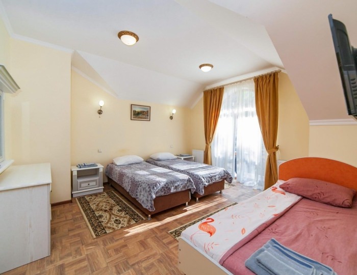 Комната стандарт с 3 односпальными кроватями с балконом - Хостел «Ангара» Перевальное