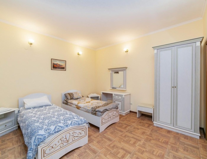 Комната стандарт с 2 односпальными и 1 двуспальной кроватью - Хостел «Ангара» Перевальное