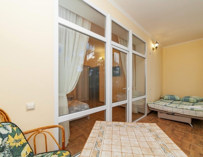 Комната стандарт с 2 односпальными и 1 двуспальной кроватью - Хостел «Ангара» Перевальное