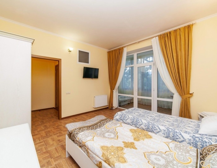 Комната стандарт с 2 односпальными и 1 двуспальной кроватью - Хостел «Ангара» Перевальное