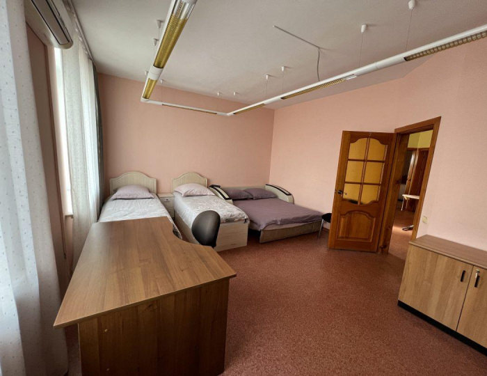 4-местный номер с 2 односпальными кроватями и двуспальным диваном (удобства общие) - Мини-отель «Неделина 26» Воронеж