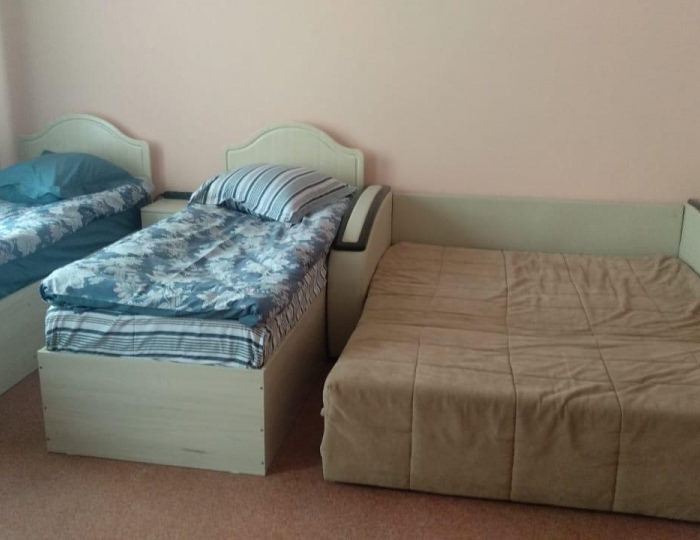 4-местный номер с 2 односпальными кроватями и двуспальным диваном (удобства общие) - Мини-отель «Неделина 26» Воронеж