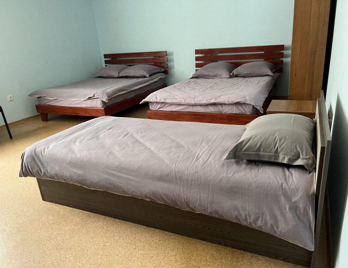 5-местный номер стандарт 1 односпальной кроватью и 2 двуспальными кроватями (удобства общие) - Мини-отель «Неделина 26» Воронеж