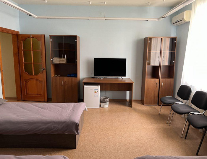 5-местный номер стандарт 1 односпальной кроватью и 2 двуспальными кроватями (удобства общие) - Мини-отель «Неделина 26» Воронеж