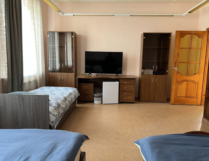 5-местный номер стандарт 1 односпальной кроватью и 2 двуспальными кроватями (удобства общие) - Мини-отель «Неделина 26» Воронеж
