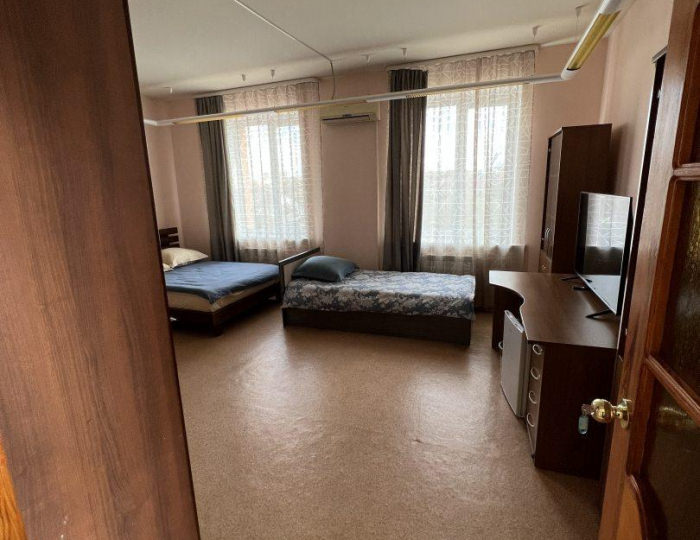 6-местный номер стандарт с 2 двуспальными кроватями и диваном (удобства общие) - Мини-отель «Неделина 26» Воронеж