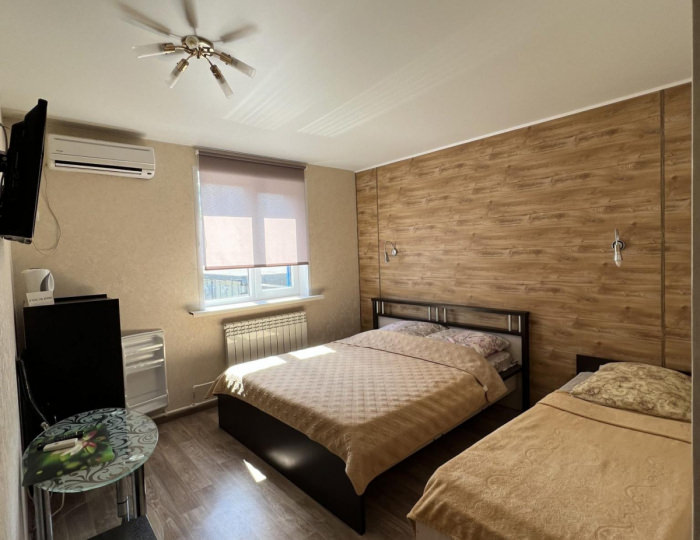 Номер стандарт с 1 односпальной и 1 двуспальной кроватью - Мини-отель «Швеция» Воронеж