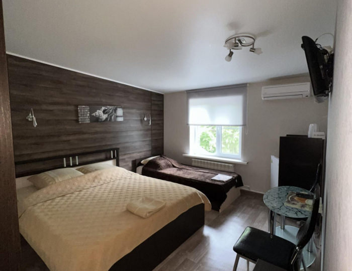 Номер стандарт с 1 односпальной и 1 двуспальной кроватью - Мини-отель «Швеция» Воронеж