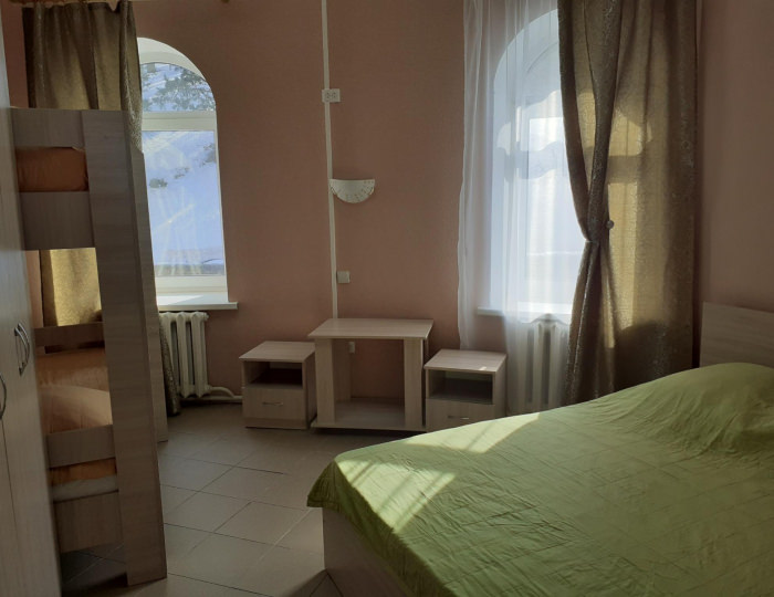 Номер эконом с 1 двуспальной кроватью и 1 двухъярусной кроватью #9 - Мини-отель «Эврика» Белокуриха