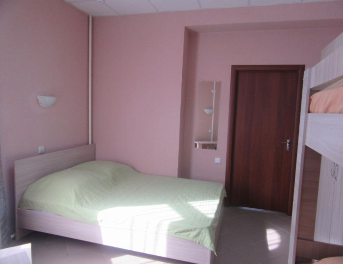 Номер эконом с 1 двуспальной кроватью и 1 двухъярусной кроватью #9 - Мини-отель «Эврика» Белокуриха