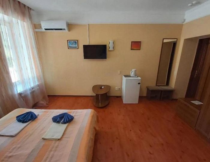 3-местный номер улучшенный комфорт с 1 двуспальной кроватью - Гостевой дом «Семейный уют» Катунь