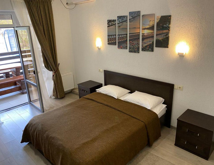 Номер делюкс с 1 двуспальной кроватью и балконом - Загородный отель «Каштан» Даховская