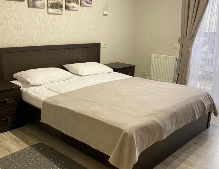 Номер делюкс улучшенный с 1 двуспальной кроватью - Загородный отель «Каштан» Даховская