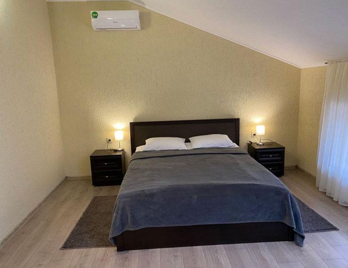 Номер стандарт с 1 двуспальной кроватью (мансарда) - Загородный отель «Каштан» Даховская