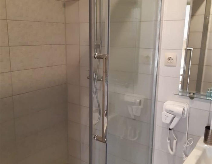 Номер стандарт с 1 двуспальной кроватью (мансарда) - Загородный отель «Каштан» Даховская