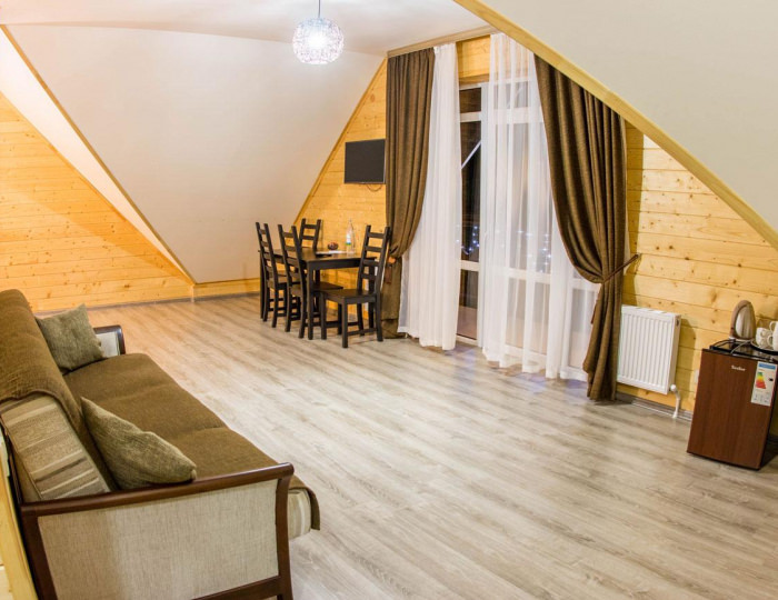 Номер люкс с 1 двуспальной кроватью (мансарда) с видом на реку - Загородный отель «Каштан» Даховская