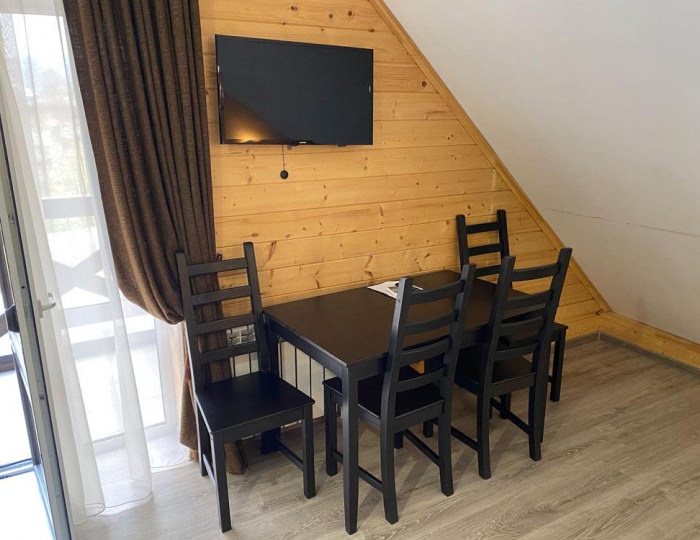 Номер люкс с 1 двуспальной кроватью (мансарда) с видом на реку - Загородный отель «Каштан» Даховская