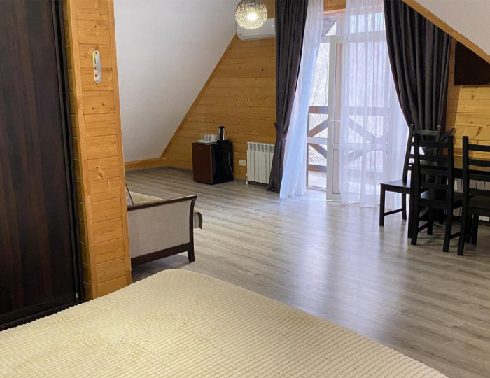 Номер люкс с 1 двуспальной кроватью (мансарда) с видом на горы - Загородный отель «Каштан» Даховская