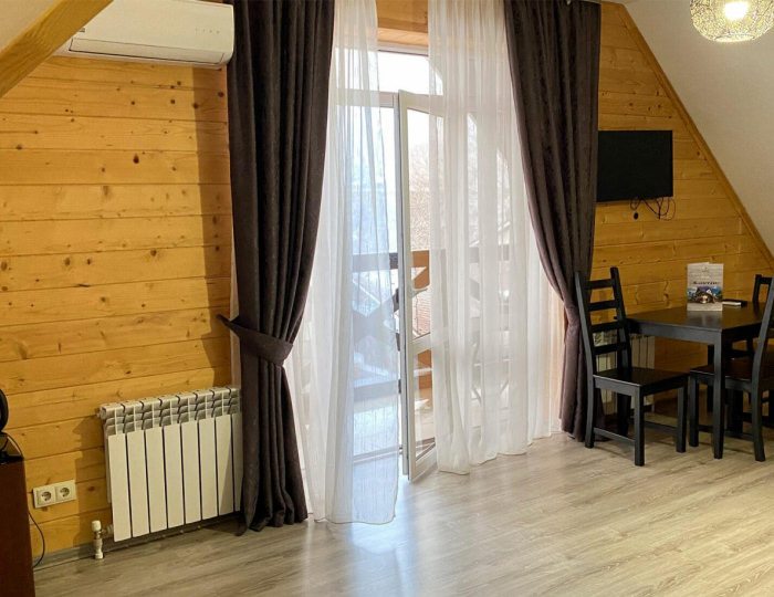 Номер люкс с 1 двуспальной кроватью (мансарда) с видом на горы - Загородный отель «Каштан» Даховская