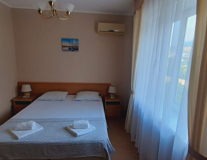 Улучшенный 2-местный без балкона 4 этаж - Отель «Дарья» Геленджик