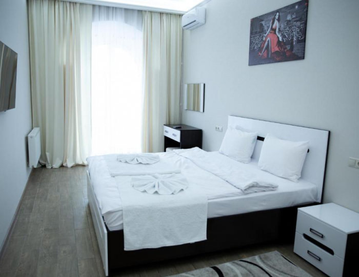 Номер полулюкс с 1 двуспальной кроватью с балконом - Отель «Пирамида» Борисовка