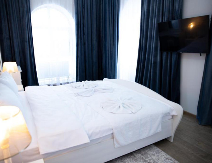 Номер полулюкс с 1 двуспальной кроватью с балконом - Отель «Пирамида» Борисовка